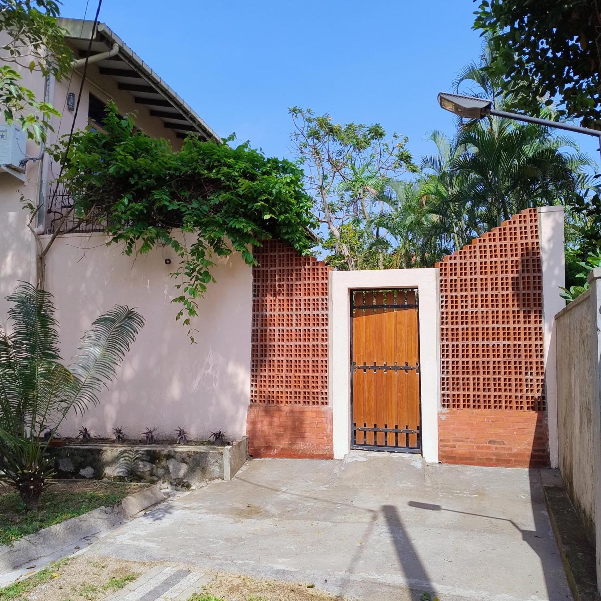 Villa A Tropical Paradise; Stunning House, Pool, Garden Wattala