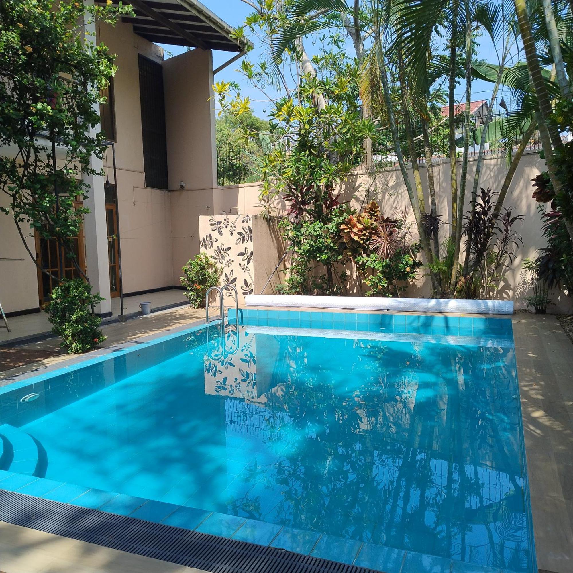 A Tropical Paradise; Stunning House, Pool, Garden Villa Wattala